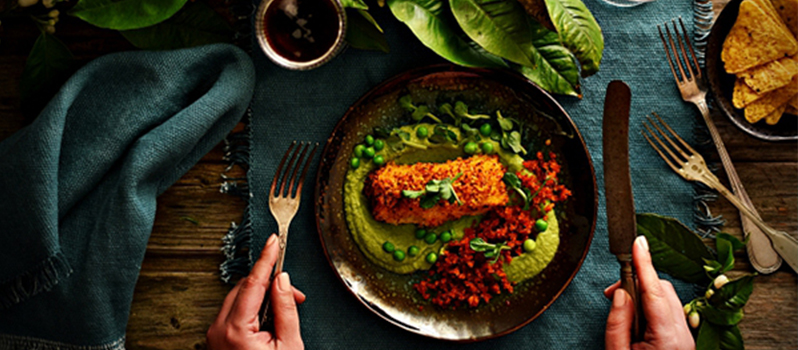 Tranches de Bacalhau Fresco com Broa e Chouriço e Puré de Ervilhas