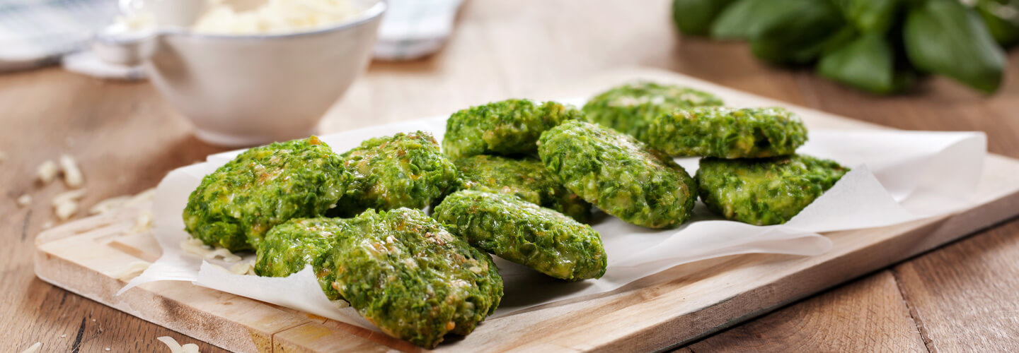 bolinhos de queijo e ervilhas