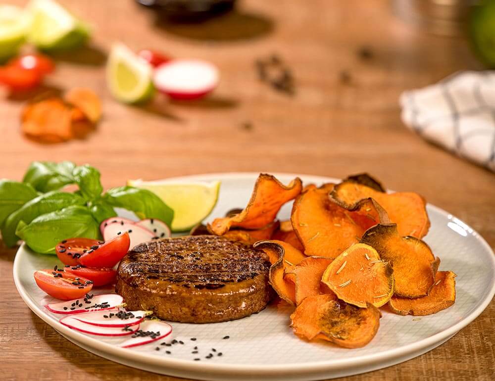 Burger de proteína vegetal com rodelas de batata doce assadas com azeite e alecrim