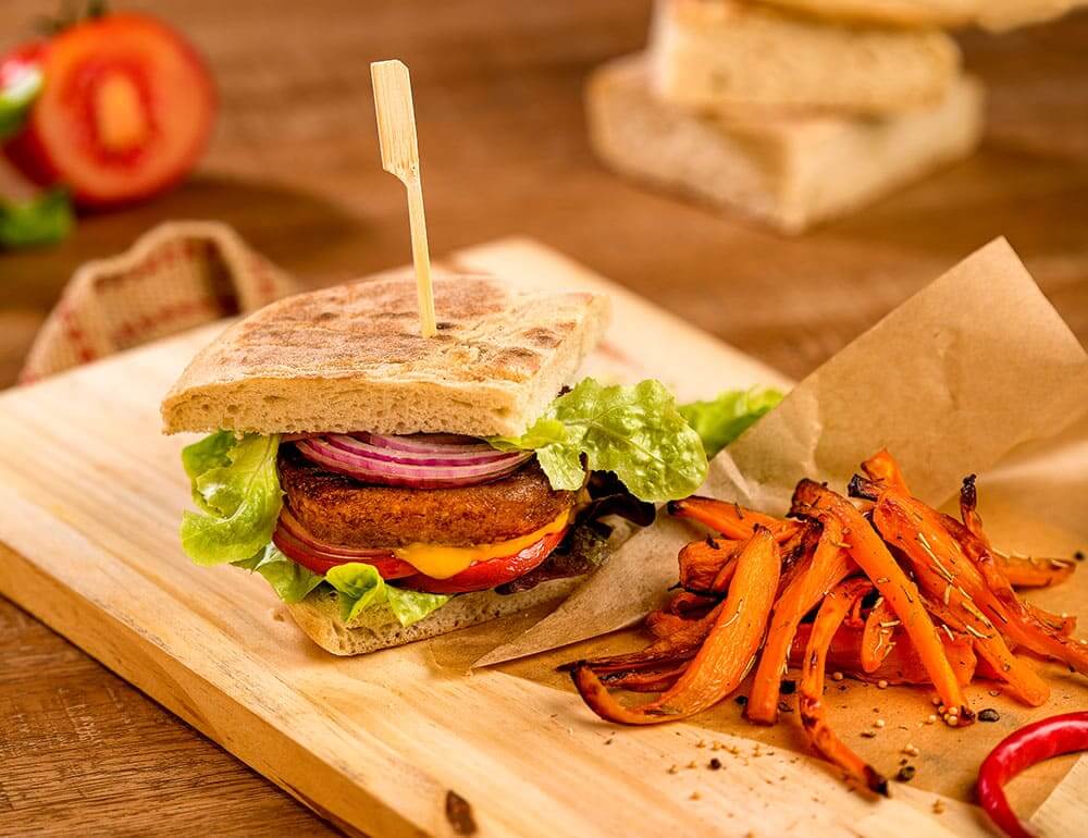 Burger de proteína vegetal em bolo do caco com chips de cenoura