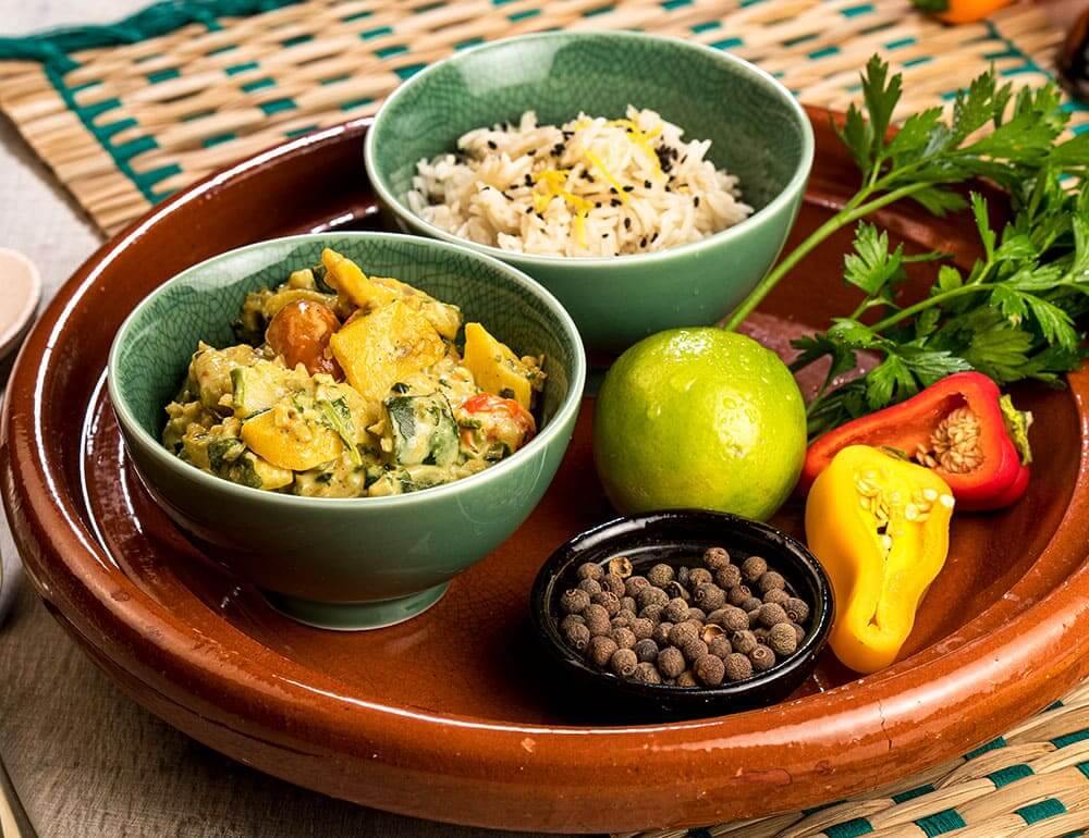 Caril de bulgur, curgete e grão com arroz basmati