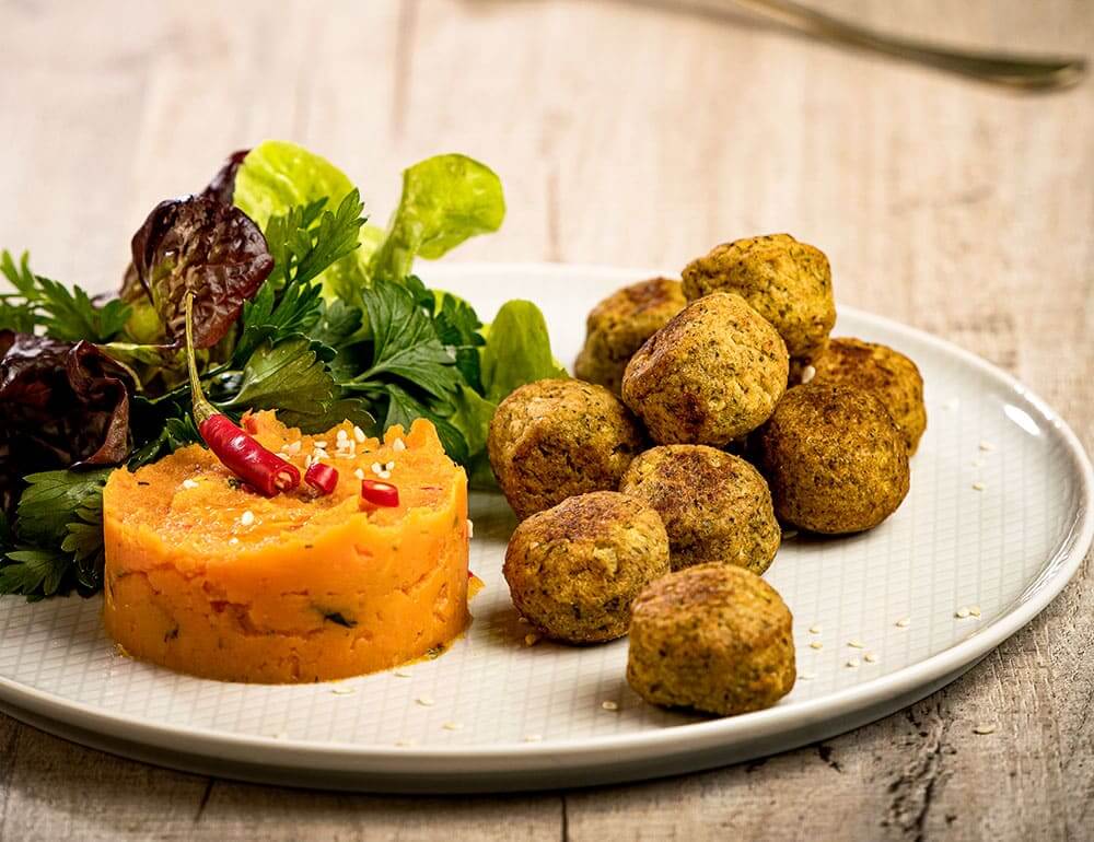 Falafel com puré de batata doce e abóbora