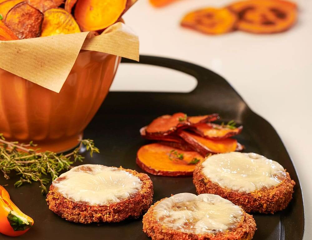 Mini cheese burgers de beterraba com chips de legumes e batata doce