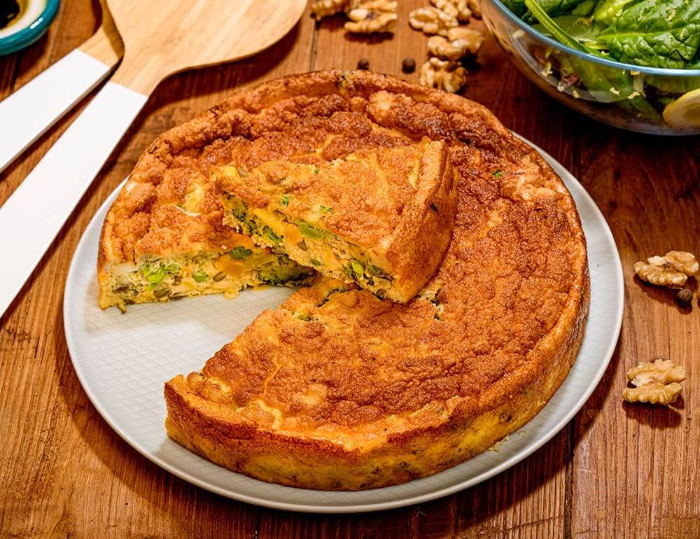 Tarte lowcarb de quinoa, abóbora e ervilha com salada de espinafre fresco e nozes