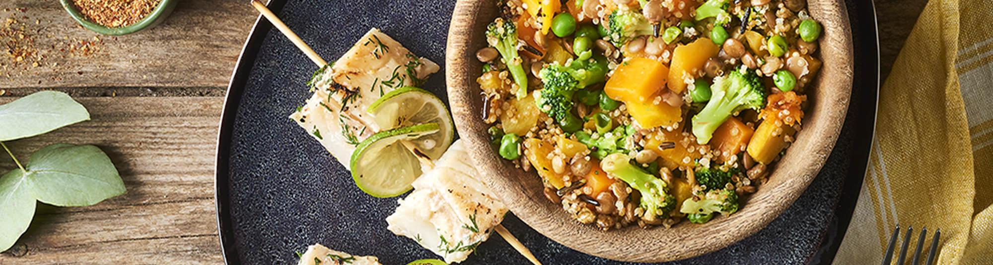 Veggie Bowl Quinoa com espetadas de bacalhau fresco
