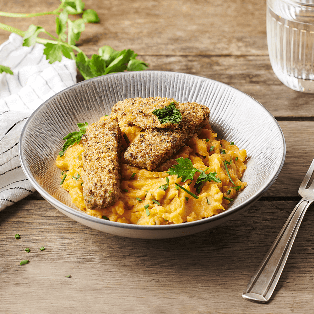 Fingers de espinafres e puré de batata-doce com ervas aromáticas frescas