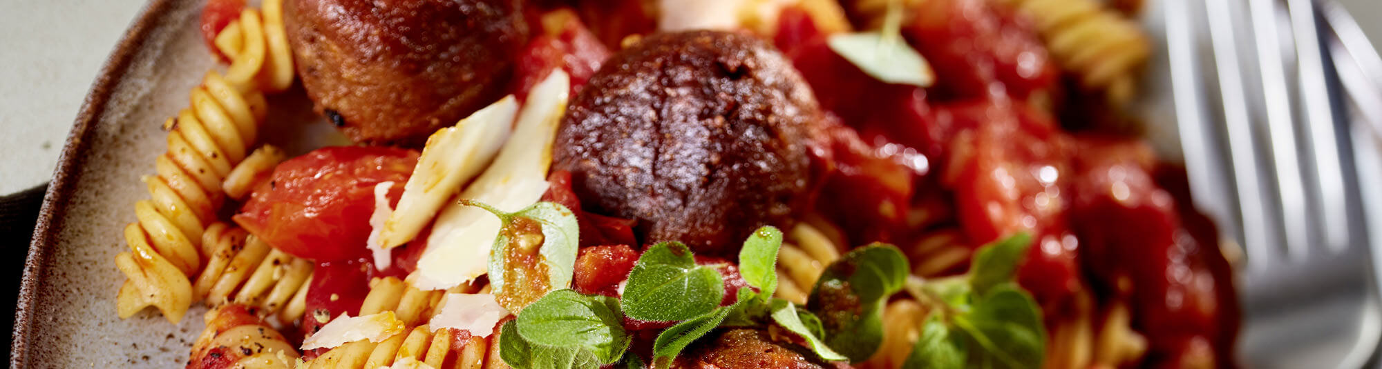 Fusilli com almôndegas e tomate