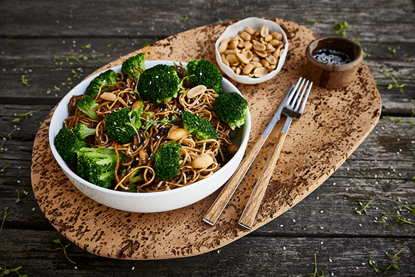 Brócolos Vietnamitas com Noodles e Amendoins