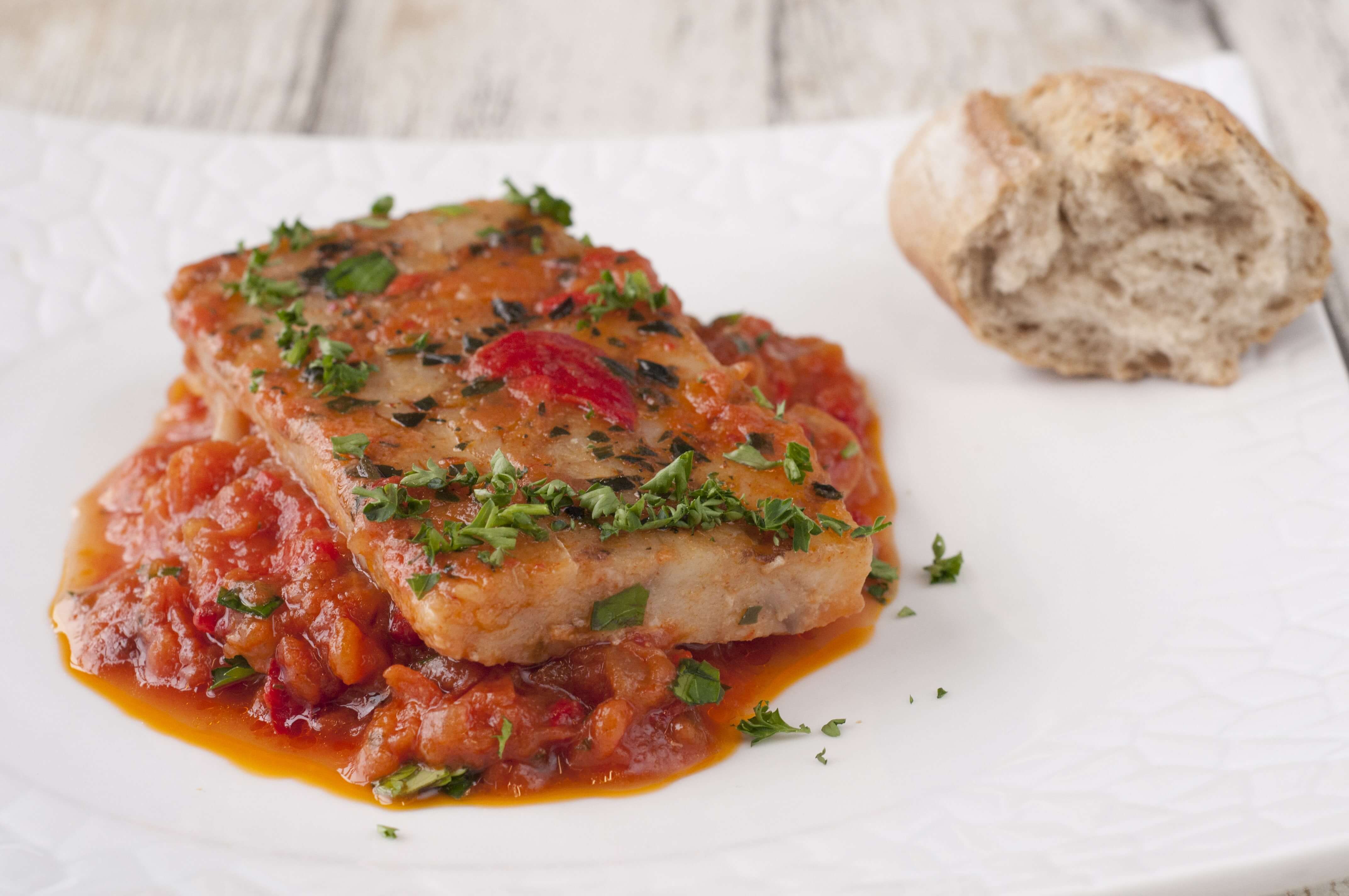 peixe com molho de tomate