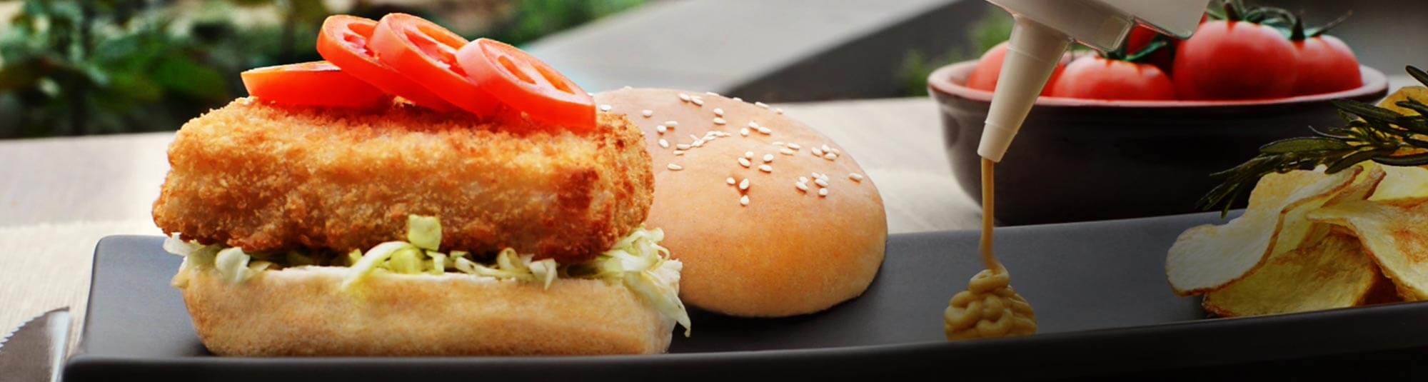 hamburguer de peixe com batatas rusticas