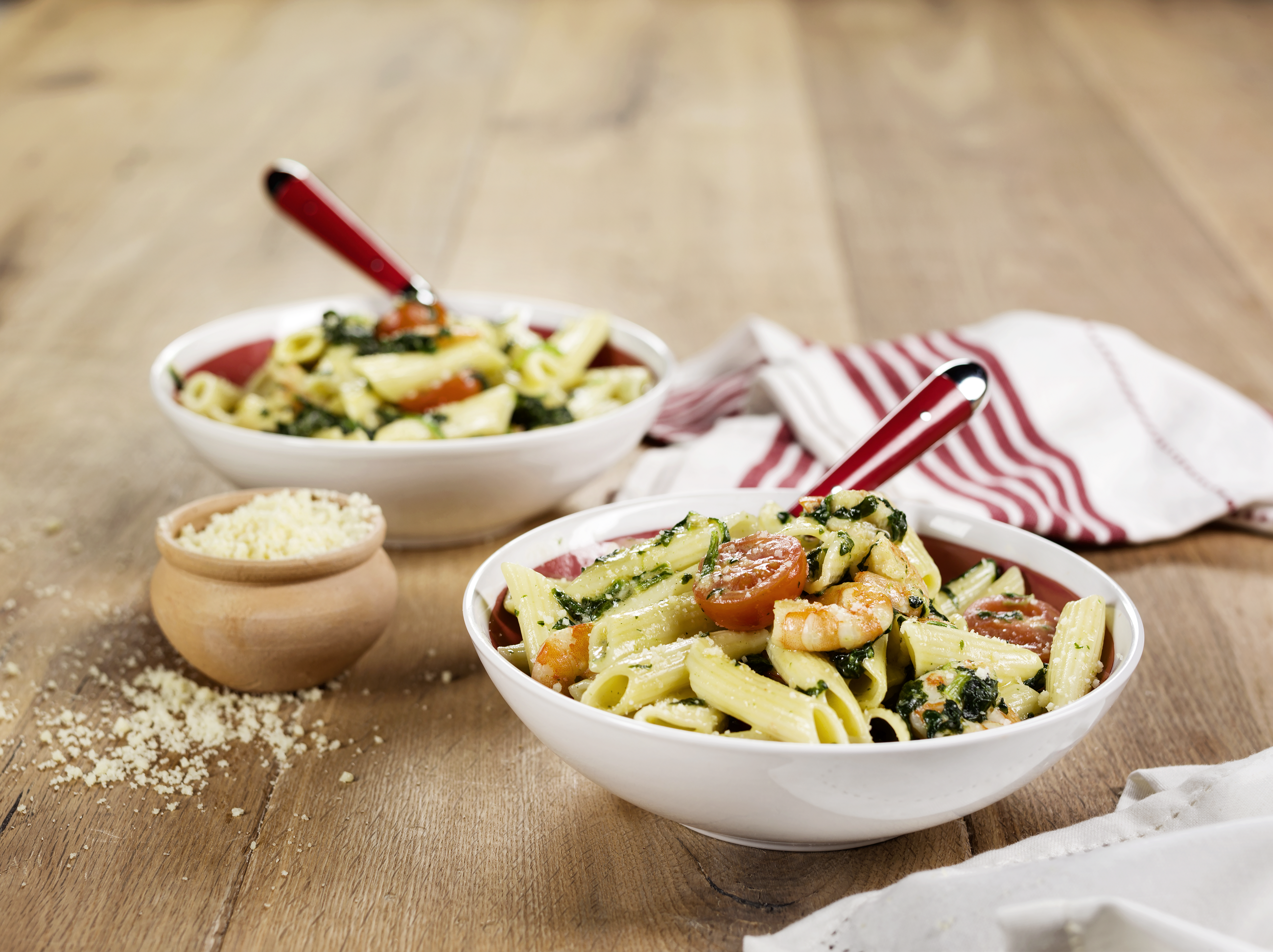 Penne de Espinafres, Camarões, Tomate com Queijo Parmesão